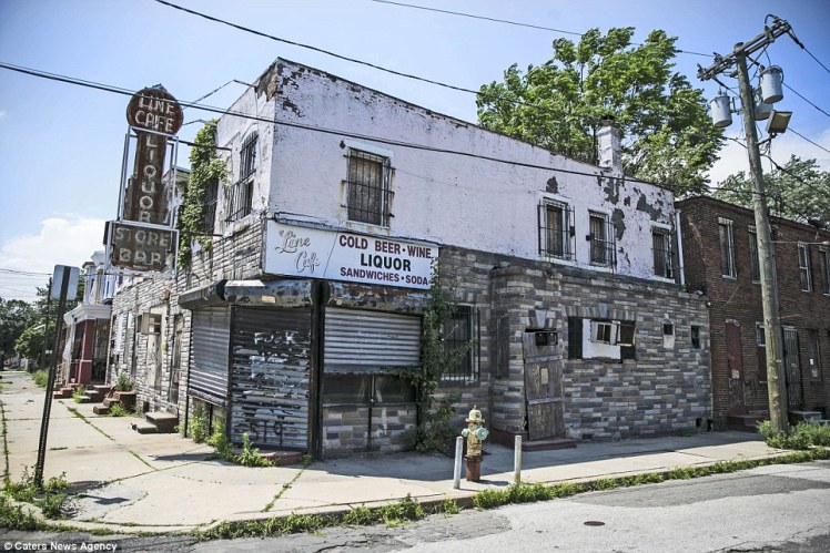 2BBB6F7200000578-0-image-a-26_1440777546467